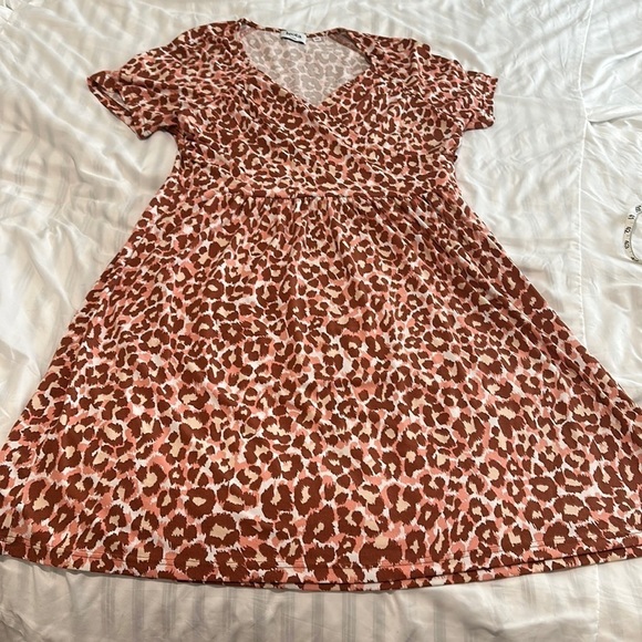 Leota Dresses & Skirts - Leopard print dress short sleeve